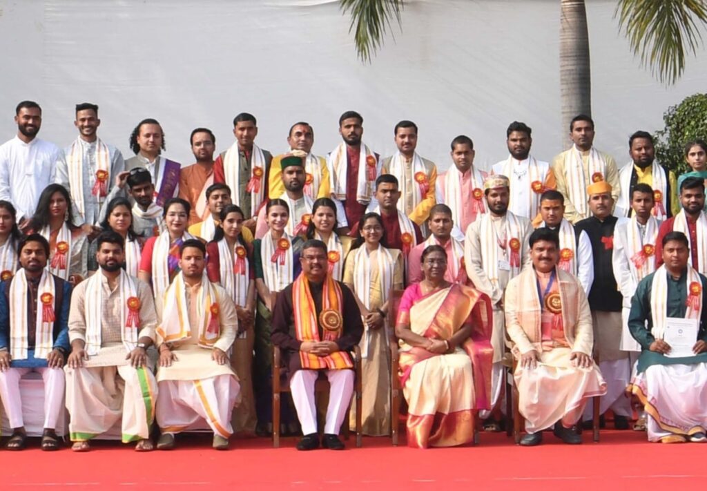 दिल्लीको विश्वविद्यालयमा नेपाली विद्यार्थीलाई संस्कृतमा स्वर्णपदक