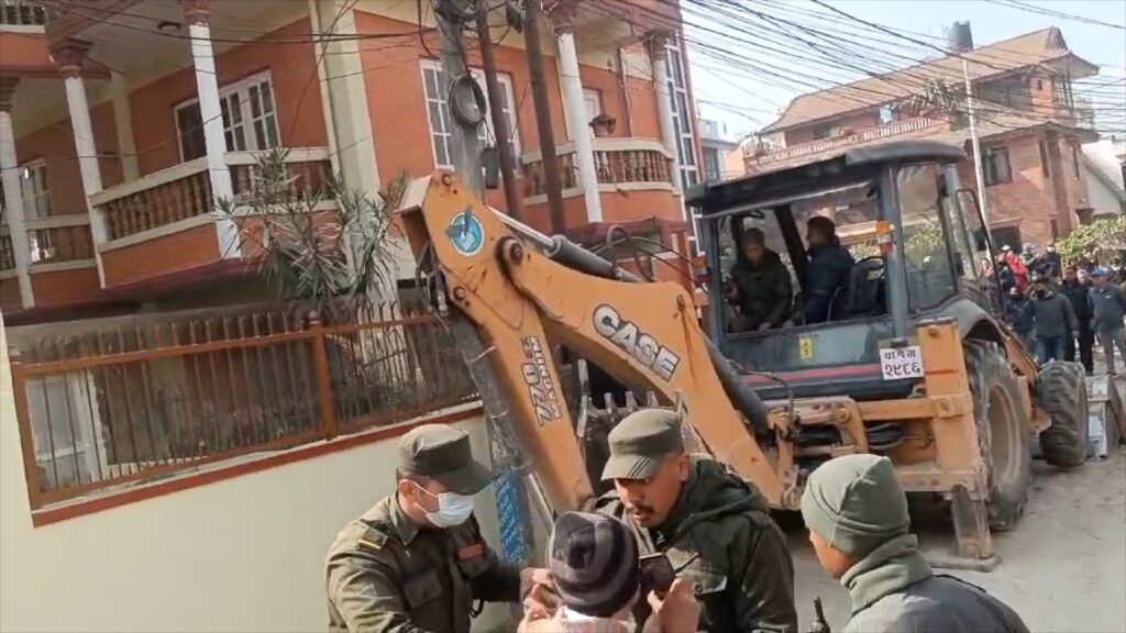 “मेयरको घर खहरेमाथि, वडाध्यक्षको घर राजकुलोमाथि अनि पूर्व सूचनाबिना जनताको घर भत्काउने ?”