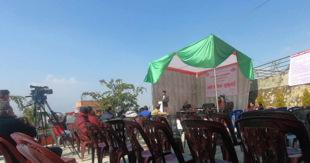 रित्ता कुर्सी, मेयर मिठाराम अधिकारी र बुढानीलकण्ठ नगरपालिकाको सार्वजनिक सुनुवाई