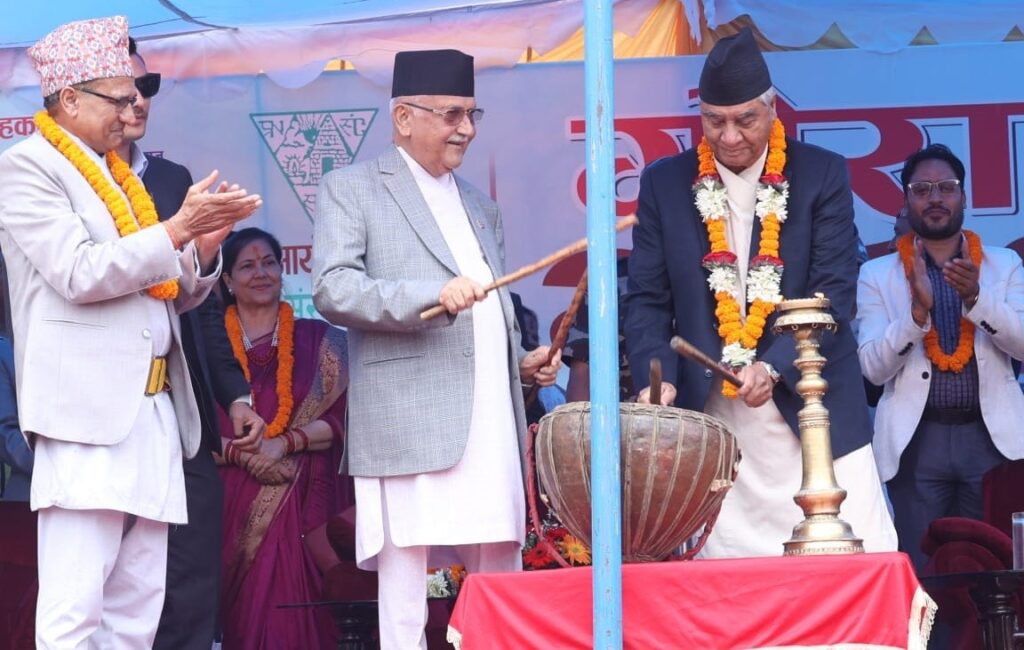 जब गौरा मनाउन टुँडीखेल पुगेका ओली र देउवाविरुद्ध युवाहरूले ‘मूर्दावाद’को नारा लगाए…