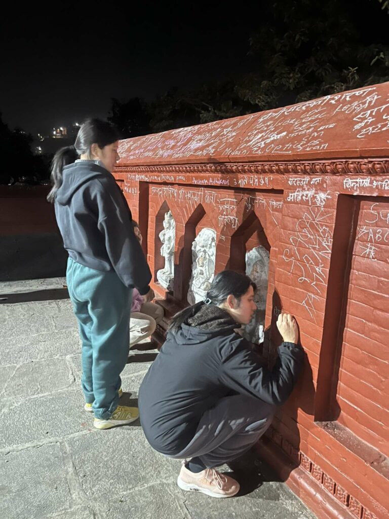 स्वयम्भूमा मञ्जुश्रीको दर्शन तथा सरस्वतीको पूजा गर्ने भक्तजनको घुइँचो