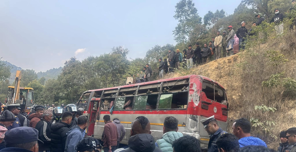पिकनिकबाट फर्किँदै गरेको स्कुल बस शंखरापुरमा पल्टियो, तीनको मृत्यु