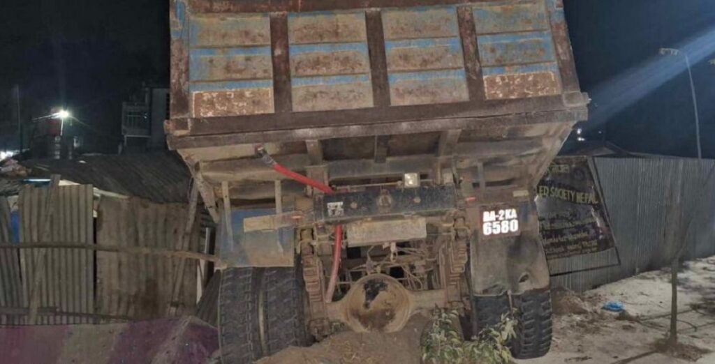 साँखुको आश्रयस्थलमा अनियन्त्रित टिप्पर छिर्दा दुई बालबालिकासहित तीनको मृत्यु