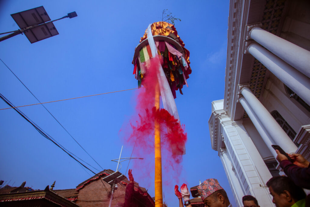 सुरु भयो होली, भक्तपुरमा भीमसेन लिङ्ग र बसन्तपुरमा चिर गाडियो