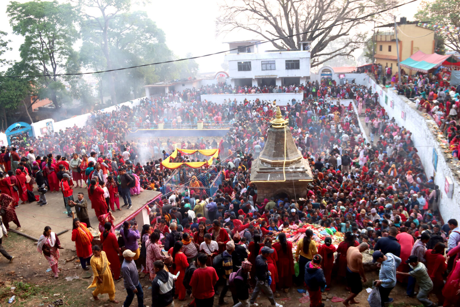 आमाको मुख हेर्ने दिन मातातीर्थमा श्रद्धालुको भिड